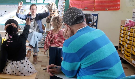 Mardi 28 avril, Christian Ubl était à l'école Rostand ! Une première journée de repérage pour préparer sa future résidence en immersion, en vue de sa prochaine création